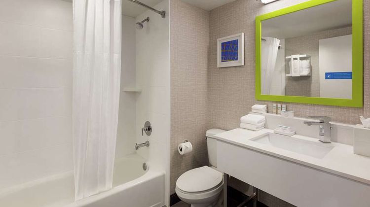Hampton Inn & Suites FLL Airport Room
