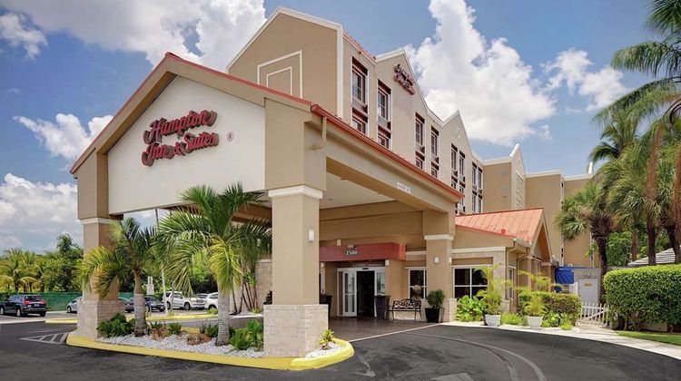Hampton Inn & Suites FLL Airport Exterior