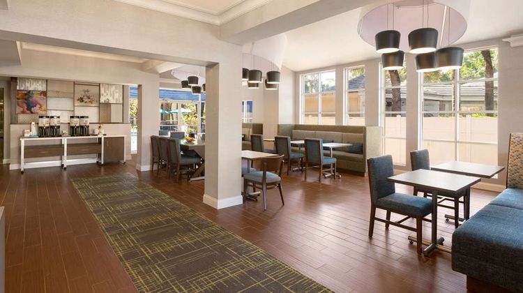 Hampton Inn & Suites FLL Airport Lobby