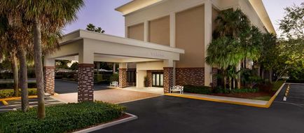 Hampton Inn Cypress Creek Exterior