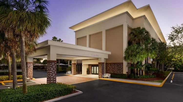 Hampton Inn Cypress Creek Exterior