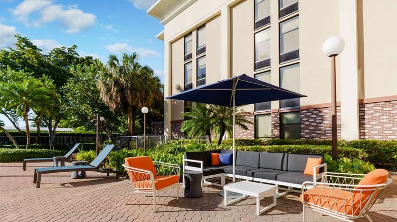 <b>Hampton Inn Cypress Creek Exterior</b>. Images powered by <a href="https://iceportal.shijigroup.com/" title="IcePortal" target="_blank">IcePortal</a>.