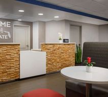 Hampton Inn Cypress Creek Lobby