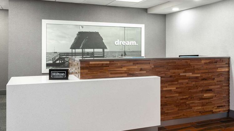 Hampton Inn Commercial Blvd Lobby