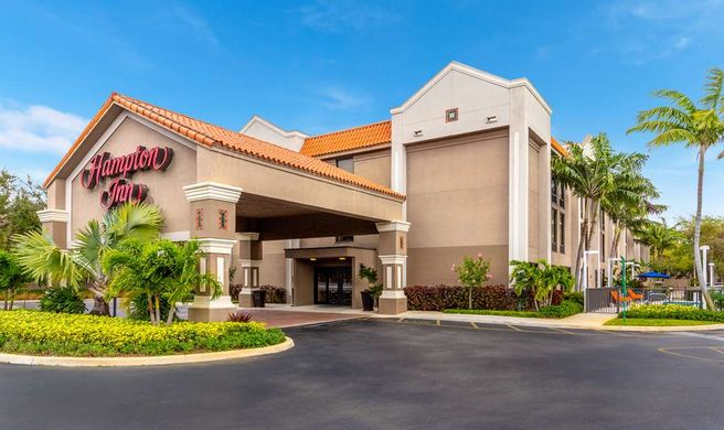 Hampton Inn Commercial Blvd Exterior