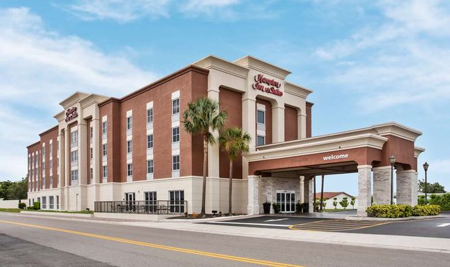Hampton Inn & Suites Cape Coral Exterior