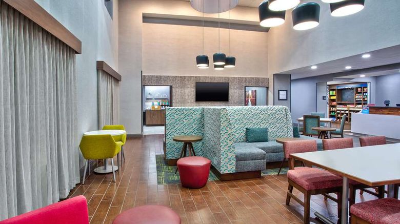 <b>Hampton Inn & Suites Cape Coral Lobby</b>. Images powered by <a href="https://iceportal.shijigroup.com/" title="IcePortal" target="_blank">IcePortal</a>.