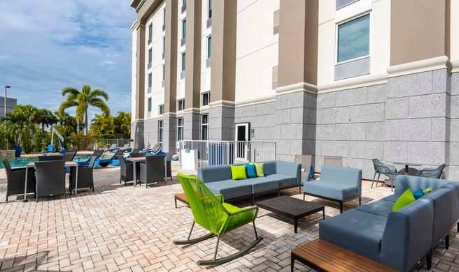 Hampton Inn & Suites Fort Myers-Colonial Exterior