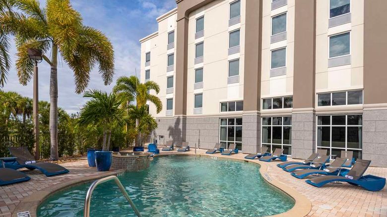 <b>Hampton Inn & Suites Fort Myers-Colonial Pool</b>. Images powered by <a href="https://iceportal.shijigroup.com/" title="IcePortal" target="_blank">IcePortal</a>.