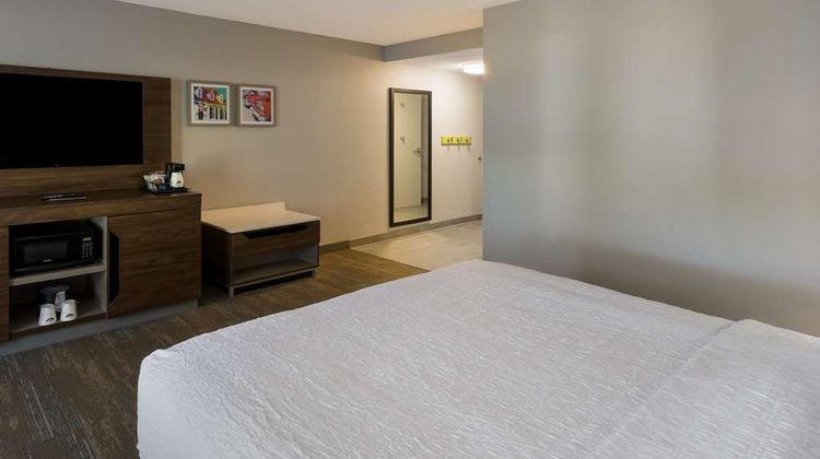 Hampton Inn & Suites Fredericksburg Room