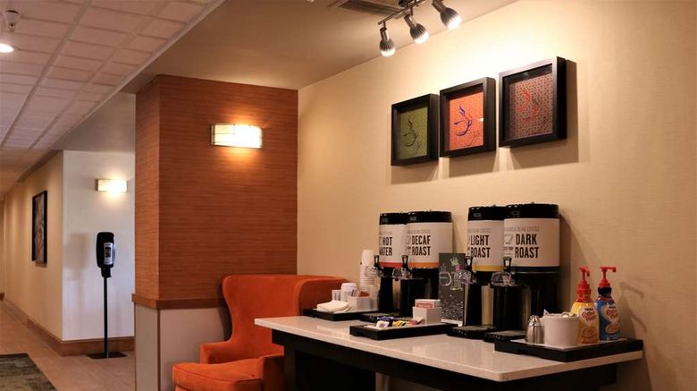 <b>Hampton Inn & Suites Fremont Lobby</b>. Images powered by <a href="https://iceportal.shijigroup.com/" title="IcePortal" target="_blank">IcePortal</a>.
