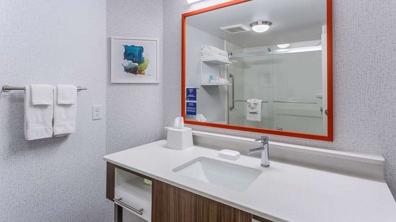 <b>Hampton Inn Sioux Falls Room</b>. Images powered by <a href="https://iceportal.shijigroup.com/" title="IcePortal" target="_blank">IcePortal</a>.