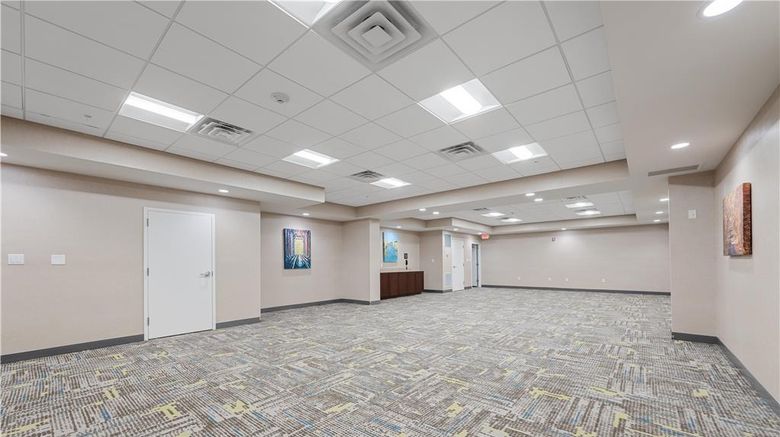 <b>Hampton Inn Front Royal Meeting</b>. Images powered by <a href="https://iceportal.shijigroup.com/" title="IcePortal" target="_blank">IcePortal</a>.