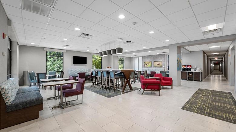 <b>Hampton Inn Front Royal Lobby</b>. Images powered by <a href="https://iceportal.shijigroup.com/" title="IcePortal" target="_blank">IcePortal</a>.