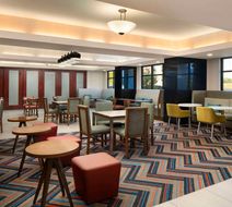 Hampton Inn Dupont Lobby