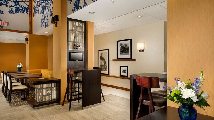 Hampton Inn & Suites Gaithersburg Lobby