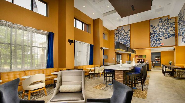 Hampton Inn & Suites Gaithersburg Lobby