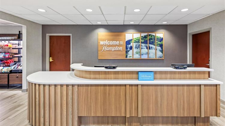 Hampton Inn & Suites Grove City Lobby