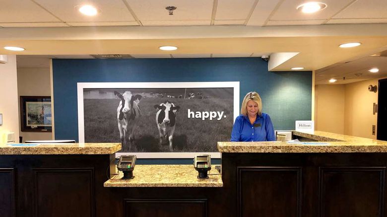 <b>Hampton Inn Gettysburg Lobby</b>. Images powered by <a href="https://iceportal.shijigroup.com/" title="IcePortal" target="_blank">IcePortal</a>.