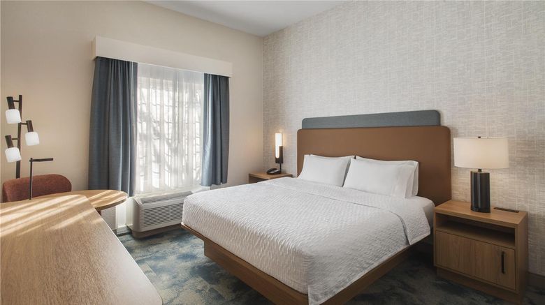 <b>Hampton Inn & Suites Greenfield Room</b>. Images powered by <a href="https://iceportal.shijigroup.com/" title="IcePortal" target="_blank">IcePortal</a>.