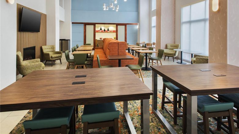 <b>Hampton Inn & Suites Greenfield Lobby</b>. Images powered by <a href="https://iceportal.shijigroup.com/" title="IcePortal" target="_blank">IcePortal</a>.
