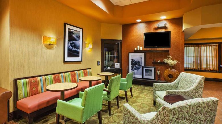 <b>Hampton Inn Gaylord Lobby</b>. Images powered by <a href="https://iceportal.shijigroup.com/" title="IcePortal" target="_blank">IcePortal</a>.