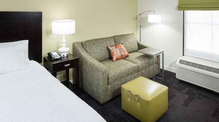 Hampton Inn&Suites Gainesville-Downtown Room