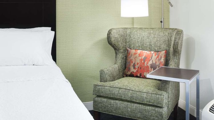 Hampton Inn&Suites Gainesville-Downtown Room