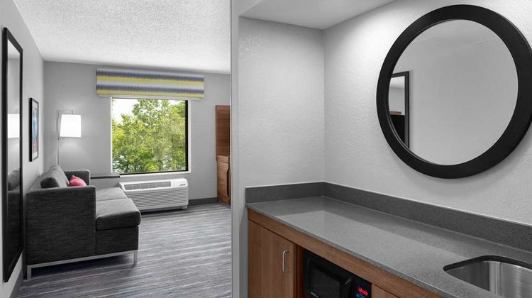 Hampton Inn & Suites-Airport 28th St Room