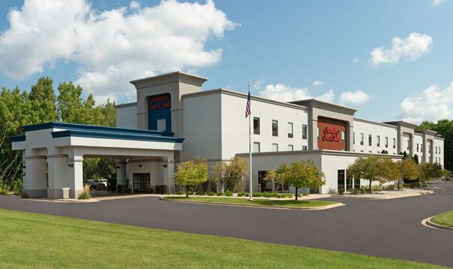 Hampton Inn & Suites-Airport 28th St Exterior