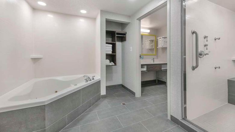 <b>Hampton Inn & Suites Burlington Room</b>. Images powered by <a href="https://iceportal.shijigroup.com/" title="IcePortal" target="_blank">IcePortal</a>.