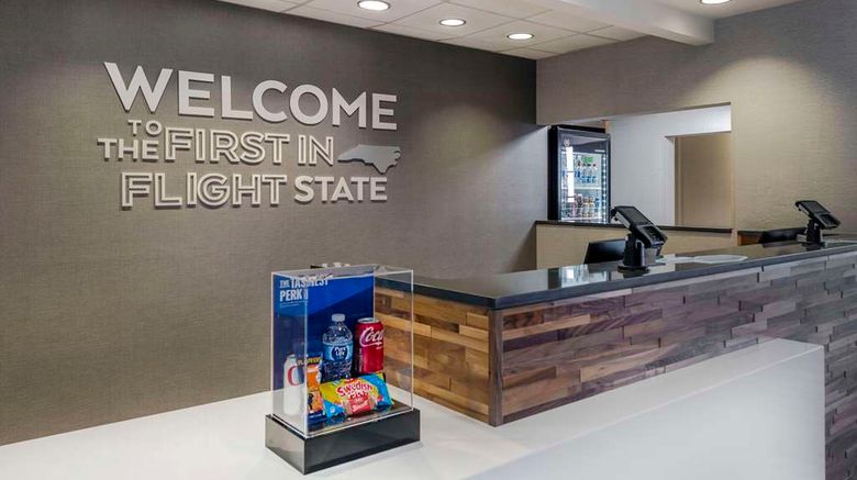 <b>Hampton Inn & Suites Burlington Lobby</b>. Images powered by <a href="https://iceportal.shijigroup.com/" title="IcePortal" target="_blank">IcePortal</a>.