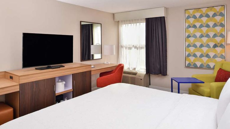 <b>Hampton Inn Greensboro East Room</b>. Images powered by <a href="https://iceportal.shijigroup.com/" title="IcePortal" target="_blank">IcePortal</a>.
