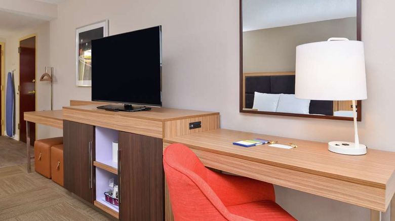 <b>Hampton Inn Greensboro East Room</b>. Images powered by <a href="https://iceportal.shijigroup.com/" title="IcePortal" target="_blank">IcePortal</a>.