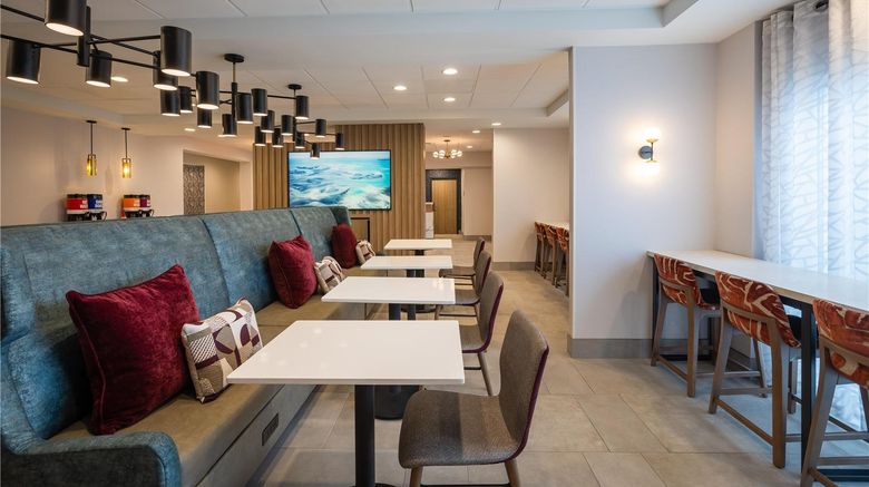 <b>Hampton Inn Easley Lobby</b>. Images powered by <a href="https://iceportal.shijigroup.com/" title="IcePortal" target="_blank">IcePortal</a>.