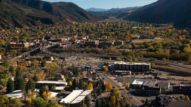 <b>Hampton Inn Glenwood Springs Exterior</b>. Images powered by <a href="https://iceportal.shijigroup.com/" title="IcePortal" target="_blank">IcePortal</a>.