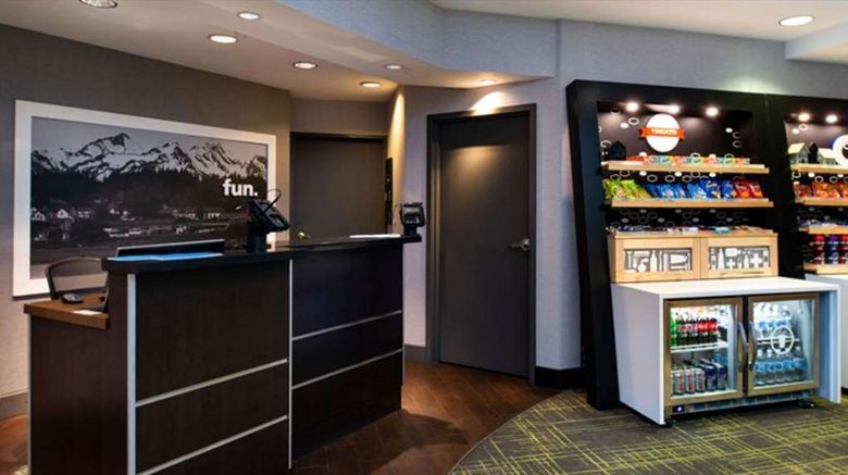 <b>Hampton Inn Glenwood Springs Lobby</b>. Images powered by <a href="https://iceportal.shijigroup.com/" title="IcePortal" target="_blank">IcePortal</a>.