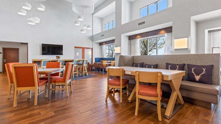 Hampton Inn & Suites Greeley Lobby