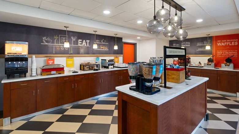 <b>Hampton Inn & Suites Harrisburg/North Restaurant</b>. Images powered by <a href="https://iceportal.shijigroup.com/" title="IcePortal" target="_blank">IcePortal</a>.
