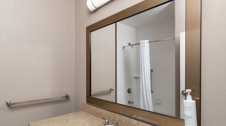 <b>Hampton Inn & Suites Harrisburg/North Room</b>. Images powered by <a href="https://iceportal.shijigroup.com/" title="IcePortal" target="_blank">IcePortal</a>.