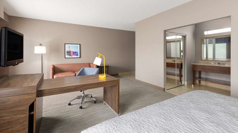 <b>Hampton Inn & Suites Harrisburg/North Room</b>. Images powered by <a href="https://iceportal.shijigroup.com/" title="IcePortal" target="_blank">IcePortal</a>.