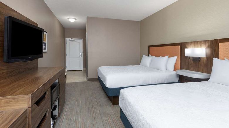 <b>Hampton Inn & Suites Harrisburg/North Room</b>. Images powered by <a href="https://iceportal.shijigroup.com/" title="IcePortal" target="_blank">IcePortal</a>.