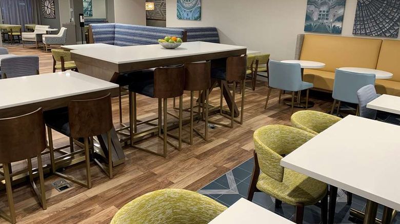 <b>Hampton Inn Harrisburg East Hershey Area Lobby</b>. Images powered by <a href="https://iceportal.shijigroup.com/" title="IcePortal" target="_blank">IcePortal</a>.