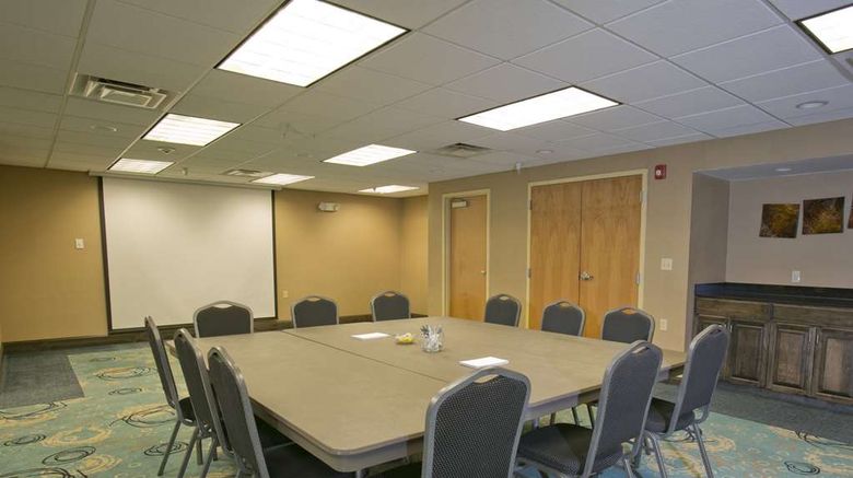 <b>Hampton Inn & Suites Wiggins Meeting</b>. Images powered by <a href="https://iceportal.shijigroup.com/" title="IcePortal" target="_blank">IcePortal</a>.