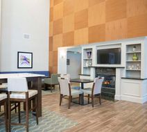 Hampton Inn & Suites Manchester Lobby