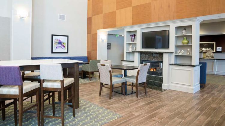 Hampton Inn & Suites Manchester Lobby