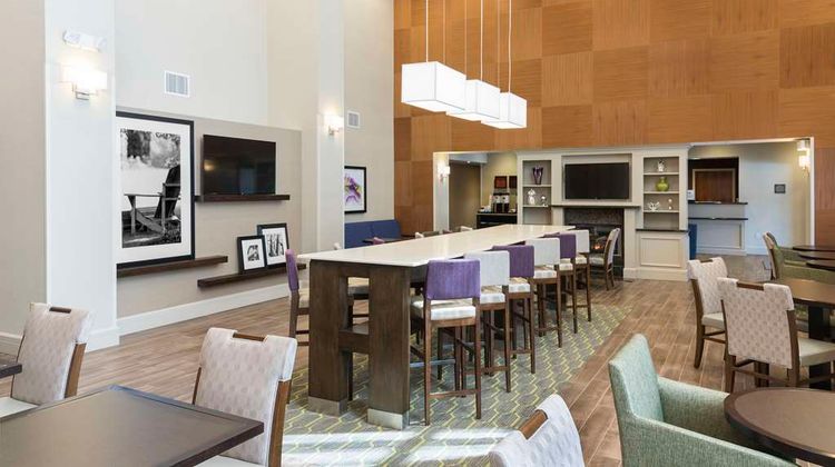 Hampton Inn & Suites Manchester Lobby
