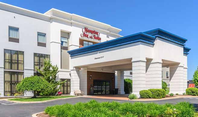 Hampton Inn & Suites Manchester Exterior