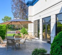 Hampton Inn & Suites Manchester Exterior