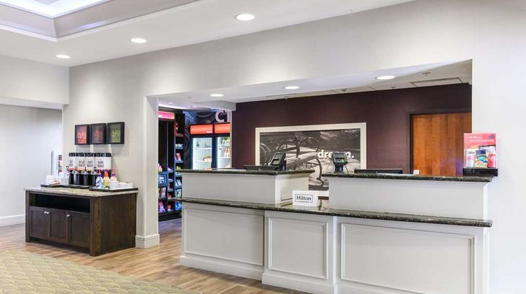Hampton Inn & Suites Manchester Lobby